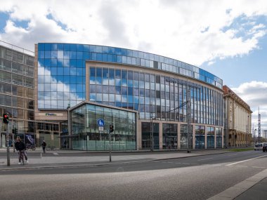 DRESDEN, ALMANY - 6. Nisan 2025: Thalia Haus des Buches (kitap evi) dış bina. Ayrıca Dresdner Neueste Nachrichten (DNN).