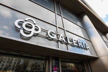 DRESDEN, ALMANY - 6. Nisan 2025: Alman mağazasının Galeria logosu. Eski Karstadt binasının ön cephesinde sembol. Şehir merkezinde perakende..