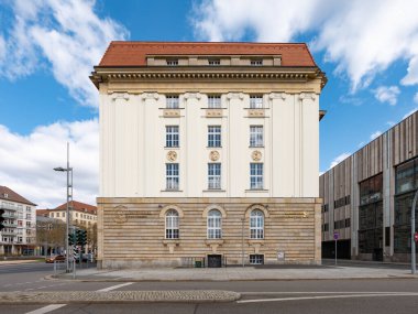 DRESDEN, ALMANY - 6. Nisan 2025: Bankhaus (banka binası) Dr.-Kuelz-Ring 'de. Ön cephesinde kumtaşı olan neoklasik mimari. Saksonya 'daki ticari ofis binası..