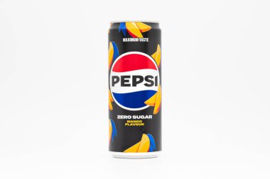DRESDEN, ALMANY - 17. Mart 2025: Pepsi Sıfır Şekerli Mango Tadı Kutusu. Kola ve mango tadında şekersiz meşrubat. 330 ml boyutunda içecek kutusu.