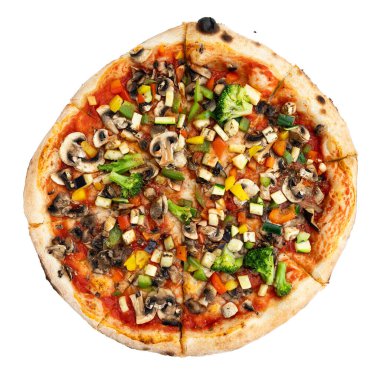 Vejetaryen pizzası beyaz arka planda izole edilmiş. Hamurun üzerinde domates sosu olan bir sos olarak brokoli, kabak, kırmızı biber ve mantar gibi sebzeler. Lezzetli İtalyan yemekleri yemeye hazır..