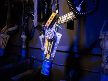 BERLİN, ALMANY - 5. Mart 2024: Bölge Lazer Etiketi Helios2 fazer ekipmanları yaklaşın. Bir takımda lazer oyunu oynamak için elektronik cihaz gerekiyor. Karanlık bir ortamda eğlence aktivitesi olarak eğlenceli bir oyun..