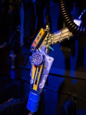 BERLİN, ALMANY - 5. Mart 2024: Bölge Lazer Etiketi Helios2 fazer ekipmanları yaklaşın. Bir takımda lazer oyunu oynamak için elektronik cihaz gerekiyor. Karanlık bir ortamda eğlence aktivitesi olarak eğlenceli bir oyun..