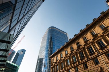 FRANKFURT, Almanya - 13. Mayıs 2025: Buerohaus an der Alten Oper (Eski Opera yakınlarındaki ofis binası) yuvarlak köşeli cephe. FFM 'nin şehir merkezi ve finans bölgesinde modern mimari.