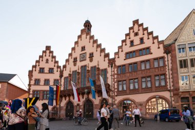 FRANKFURT, Almanya - 13. Mayıs 2025: Roemer binası tarihi pazar yerindeki antik belediye binasıdır. Eski kasabadaki ünlü simgenin dış cephesi. Seyahat yeri ve turistik eğlence.