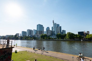 FRANKFURT, Almanya - 13. Mayıs 2025: Finans bölgesi ve ana nehir kıyısının silüeti. Sözde Mainhattan 'ın yüksek gökdelenleri şehir manzarasını oluşturur. FFM 'de ticari mimari.