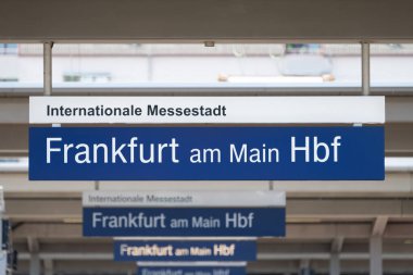 Frankfurt am Main Hbf işareti. Tren peronunda konum tahtasının adı. FFM içinde toplu taşıma hizmetlerini kullanırken seyahat varış noktası.