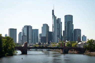 FRANKFURT, Almanya - 13. Mayıs 2025: Ofis kulelerinin yüksek gökdelenleri olan bankacılık bölgesinin silüeti. Ana nehir boyunca uzanan 