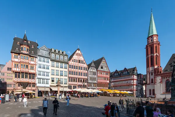 FRANKFURT, Almanya - 13. Mayıs 2025: Roemerberg şehir meydanındaki Ostzeile binaları. Yarı keresteli konutlar tarihi eski kentin bir parçası ve FFM 'nin turistik merkezi..