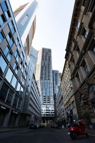 FRANKFURT, Almanya - 13. Mayıs 2025: Şehrin dışındaki dört Frankfurt kuleleri. Şehir merkezinde yeni şehir mimarisi. FFM 'deki bankacılık bölgesi. Cam cepheli gökdelen binaları.