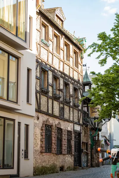 FRANKFURT, Almanya - 13. Mayıs 2025, Paradiesgasse 15 'teki eski yarı keresteli ev. Geçmişte bir bar olan terk edilmiş bina. Sachsenhausen bölgesinde mimarlık..