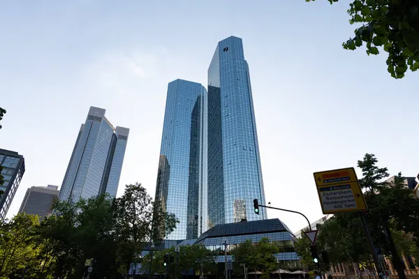 FRANKFURT, Almanya - 13. Mayıs 2025: Deutsche Bank bankacılık bölgesinde ikiz kuleler. Alman bankasının sembolü olarak şehirdeki gökdelen. Bankacı ve iş adamları için çalışma yeri.
