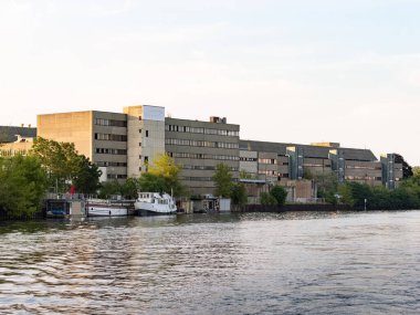 BERLİN, ALMANY - 11. Temmuz 2023: Treptow-Koepenick 'teki Ostendstrasse 14' te terk edilmiş sanayi binaları. Oberschoeneweide 'deki Behrens-Ufer' deki eski fabrika evleri..