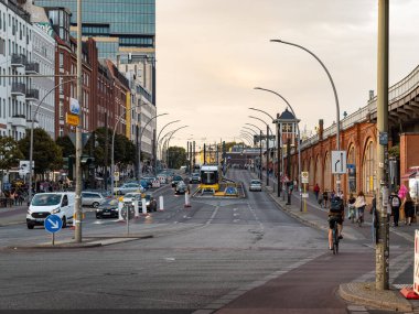 BERLİN, ALMANY - 11. Temmuz 2023: Warschauer Caddesi manzarası hafta içi akşam saatlerinde. Almanya 'nın başkentinde şehir hayatı. Kentsel alanda farklı ulaşım şekilleri.