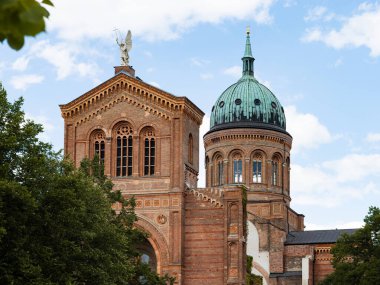 BERLİN, ALMANY - 11. Temmuz 2023: Berlin Mitte 'deki St. Michael Kilisesi binası. Güzel bir dönüm noktasının mimarisi. Kırmızı tuğlalardan uzak dur. Seyahat yeri ve turistik eğlence.
