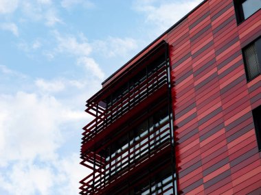 BERLİN, Almanya - 13. Temmuz 2023: Mavi gökyüzünün önündeki Coca Cola binasının kırmızı cephesi. Bir ofis evinin modern mimarisi..