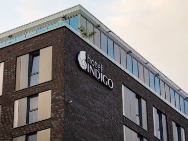 BERLİN, Almanya - 13. Temmuz 2023, bir binanın dış tarafında Indigo Oteli logosu var. Zincir, IHG Oteller ve Resorts şirketinin bir parçası ve turizmden para kazanıyor..