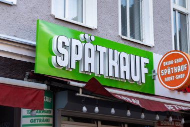 BERLİN, Almanya - 13. Temmuz 2023: Spaetkauf logotype (bakkal) dış binalardan birinde. Dükkan gece geç saatlere kadar çalışır. Alman kültürü başkentte ve gece hayatının bir parçası.