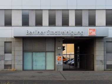 BERLİN, Almanya - 13. Temmuz 2023: Binanın dış tarafında Berliner Stadtreinigung BSR (atık yönetimi) logosu var. Şirket başkentteki en büyük işverenlerden biridir..