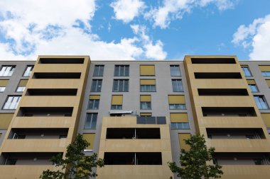 DRESDEN, ALMANY - 6. Haziran 2025: 01067 Dresden 'deki Wallstrasse 2 binasının cephesi. Gri dış görünüşlü, balkonlarda altın elementler var. Şehir merkezinde modern konut mimarisi.