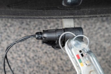 Arabaya bağlı bir römorkun güç kaynağı. Bağlantı noktasının yanındaki elektrik bağlantısına yakın çekim. Sürüş sırasında aracın ışıklarını kullanmanız gerekiyor.