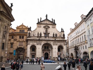 PRAG, CZECHIA - 3. Ekim 2024: St. Salvator Kilisesi (Kostel Nejsvetejsiho Salvatora) eski kasaba (Stare Mesto). Şehirde turistlerle dolu Krizovnicke Meydanı.