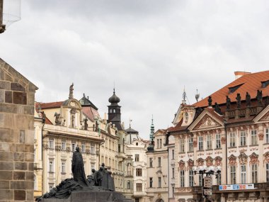 PRAG, CZECHIA - 2. Ekim 2024: Eski Şehir Meydanı 'ndaki binalar (Staromestske namesti). Şehir merkezindeki mimari turistik bir eğlence ve seyahat merkezidir..