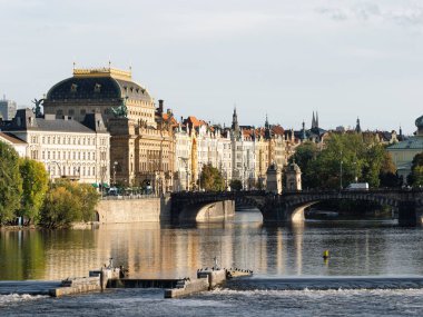 PRAG, CZECHIA - 1. Ekim 2024: Vltava Nehri ve Narodni divadlo (ulusal tiyatro) şehir manzarasında yer alıyor. Lejyon Köprüsü 'nün en büyük simgesi. Praha 'nın iç kesimlerini gezmek..