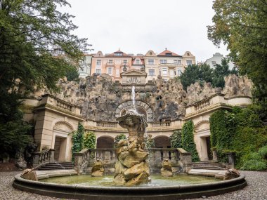 PRAG, CZECHIA - 2. Ekim 2024: Grebovka 'daki Neptün çeşmesi. Mağara binasının önündeki heykelin yakın çekimi. Havlickovy sady 'de simetrik olarak tasarlanmış çekim gücü.