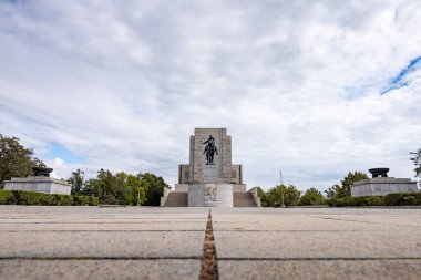 PRAG, CZECHIA - 1. Ekim 2024: Jan Zizka heykeli Prag 'daki Vitkov Tepesi' nde. Askeri liderin çizimleri sanatçı Bohumil Kafka tarafından yapılmıştır. Büyük bir bronz binicilik heykeli..
