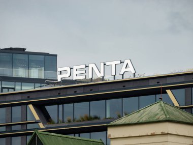 PRAG, CZECHIA - 3. Ekim 2024: Modern bir binanın dış tarafında Penta Emlak logosu. Avrupa 'da konut ve ticari projeler şirketi. Çek Cumhuriyeti 'nde iş.