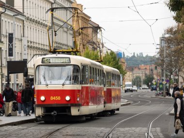 PRAG, CZECHIA - 3. Ekim 2024: Lehovec 'e giden Tram Tatra T3 hattı. Andel caddesi manzarasını şehre ulaşan toplu taşıma aracıyla durdurun..