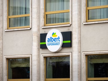 PRAG, CZECHIA - 2. Ekim 2024: Albert Süpermarket 'in amblemi. Çek Cumhuriyeti 'nde gıda ve taze bakkaliye alışverişi.