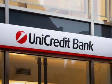 PRAG, CZECHIA - 2. Ekim 2024: UniCredit Bank bir ön cephede logo işareti. Avrupa 'daki Alman Hippovereinsbank' inin bankacılık hizmetleri. Şehirdeki mali işler..