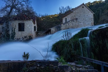 Krka Ulusal Parkı 'ndaki şelalenin uzun pozlama fotoğrafı