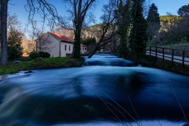 Krka Ulusal Parkı 'nda akan suyun uzun pozlama fotoğrafı