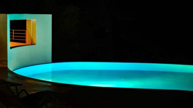 Kalamata Yunanistan 'da gece güzel sonsuzluk havuzu