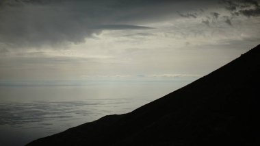 Arnavutluk 'ta dağ ve bulutların dramatik manzarası