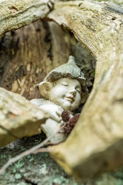 Tampere Finlandiya 'da bahçe süslemeleri sevimli bahçe cücesi heykeli.