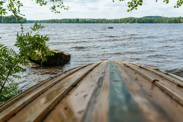 Tekne Tampere Finlandiya sahilinde baş aşağı duruyor.