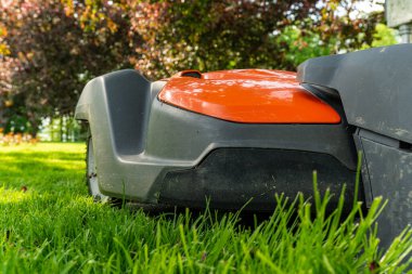 Robotik çim biçme makinesi yükleniyor.