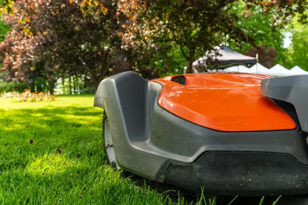 Rıhtımda robot çim biçme makinesi şarj ediliyor.