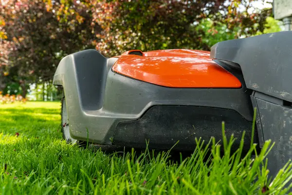 Robotik çim biçme makinesi yükleniyor.