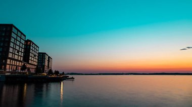 Günbatımı renkleri Tampere Finlandiya 'daki pencerelere yansıyor