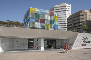 Malaga 'daki Centre Pompidou Müzesi' nin ana girişi. Endülüs, İspanya.