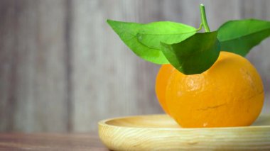 Metin için Tahta Tabakta Canlı Turuncu ve Yarım Dilim Dilimleme Boşluğu