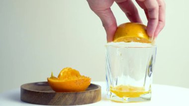 Taze Portakal Suyu Citrus 'u bir bardağa sıkıştırıyor