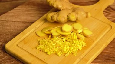 Dilimlenmiş zencefilin yakın çekimi Dönen tahta kesme tahtasında