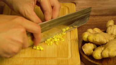 Taze Ginger 'ı daha yakından doğramak.