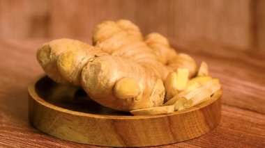 Taze zencefilli ve dilimlenmiş fırıl fırıl dönen tabak.